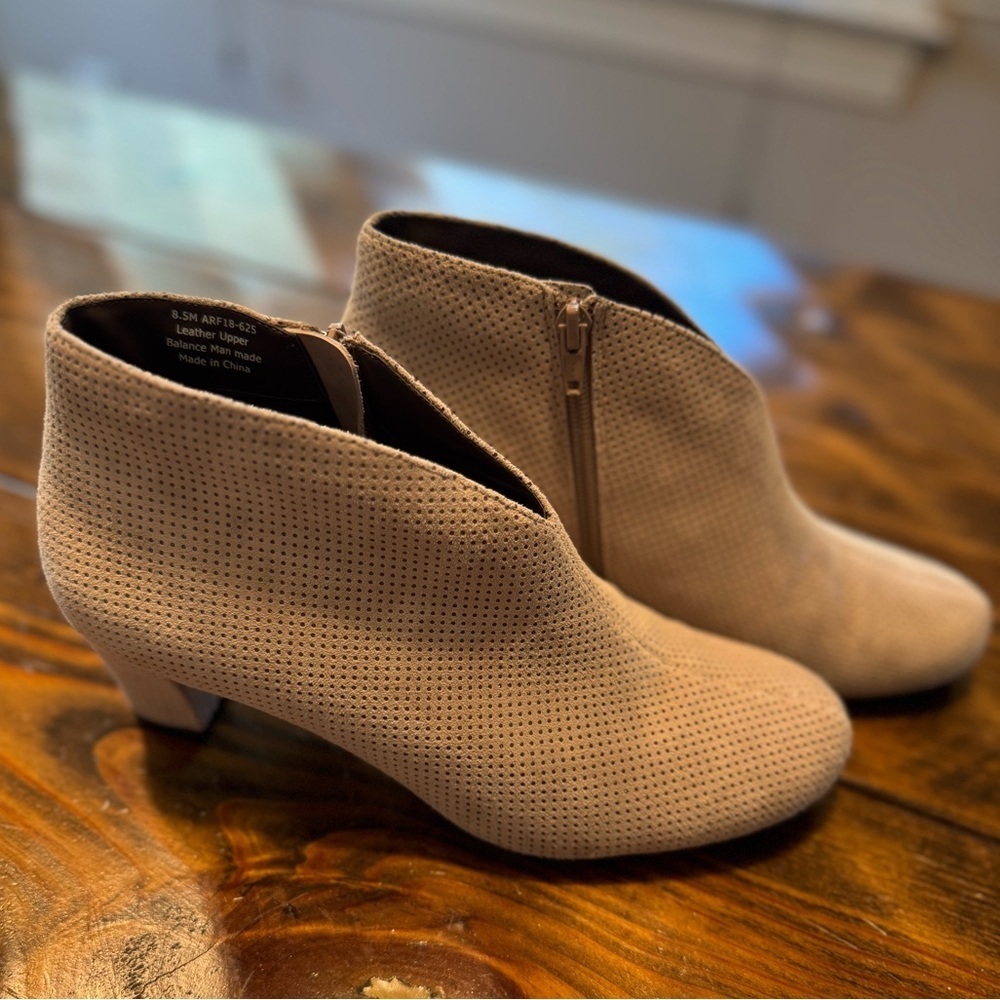 DAVID TATE PRIZE SUEDE BOOTIES SIZE 8.5 ZIPPER 2” heel